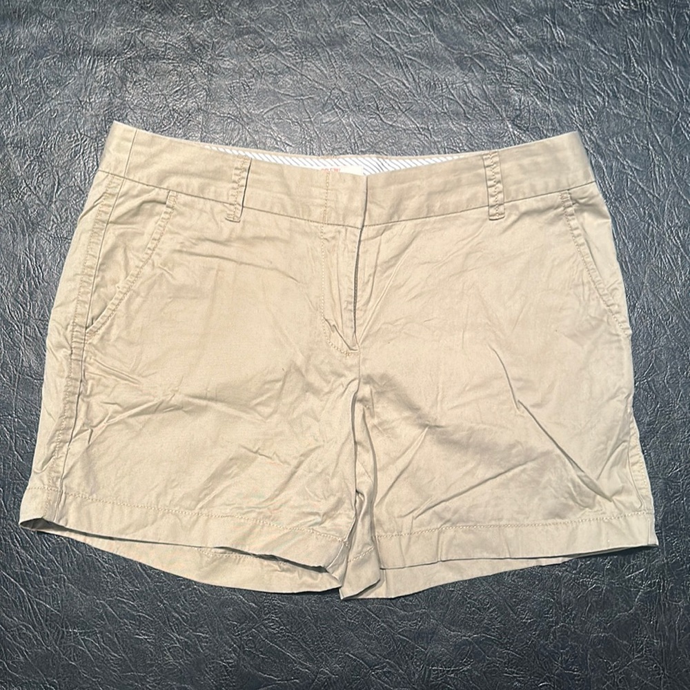 J Crew 100% cotton Chino broken in khaki women’s shorts. Size 8
5 in